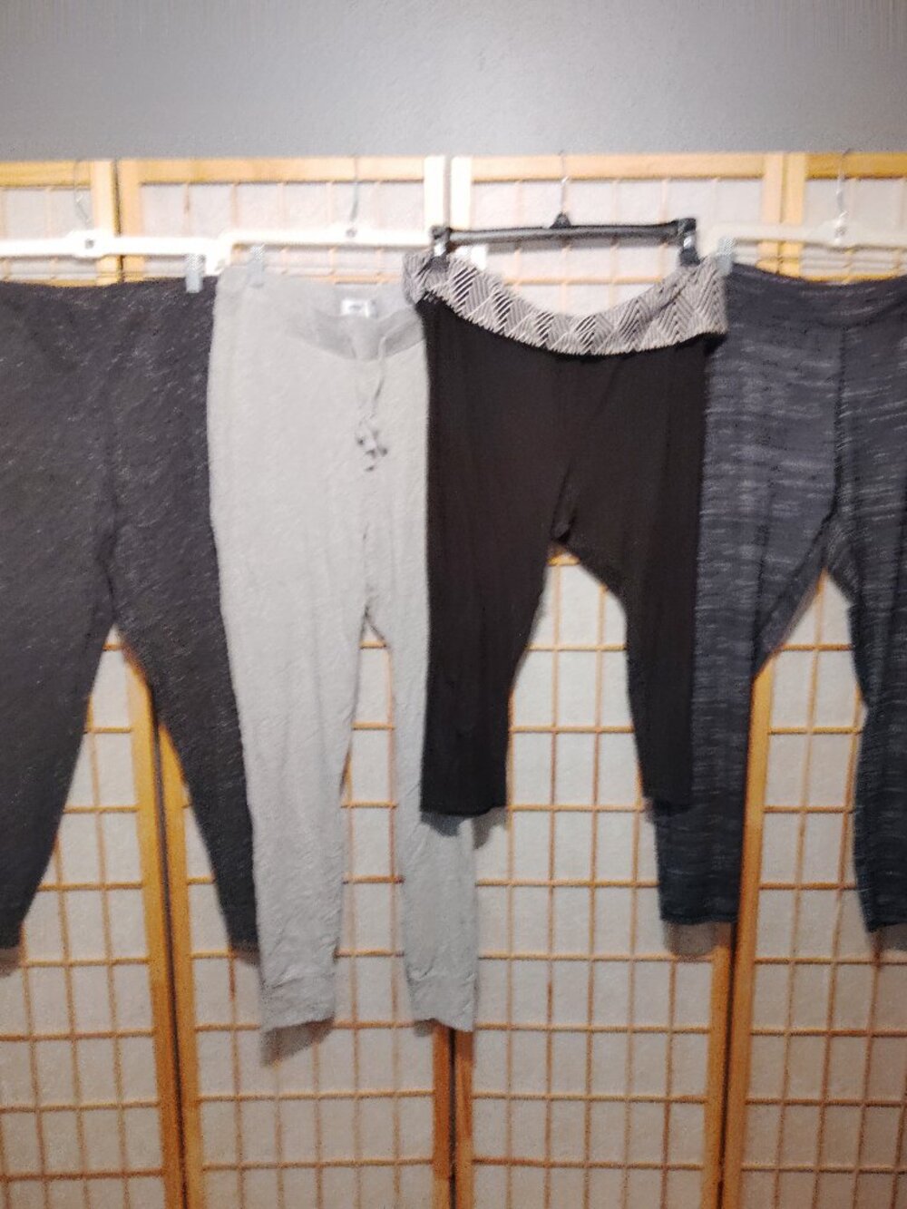 4/$20 LOT OF PANTS STRETCH ATHLETIC YOGA CAPRIS CHAMPION OLD NAVY-WOMENS SIZE XL